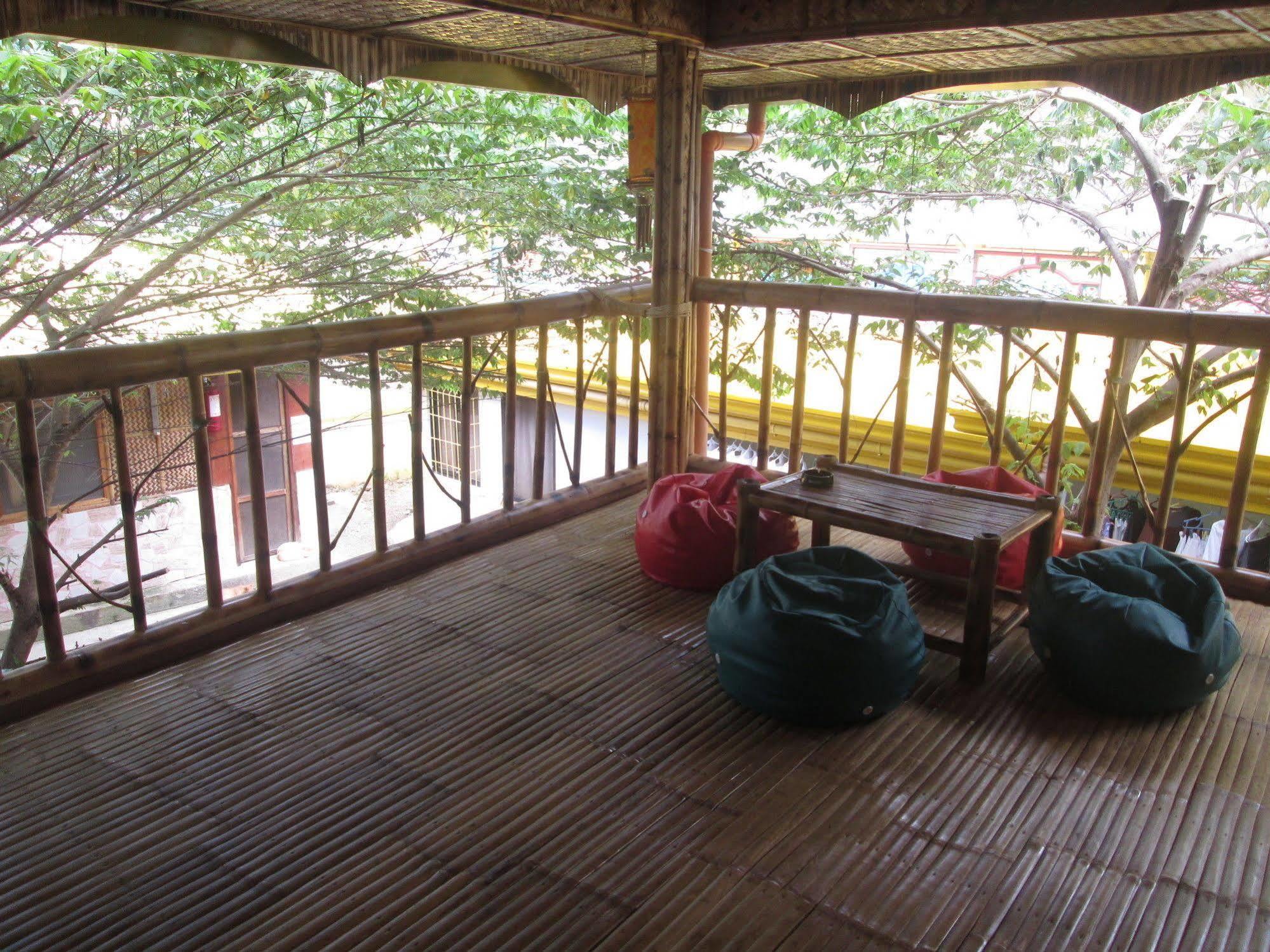 Bambooze Hauz Hotel Balabag  Exterior photo